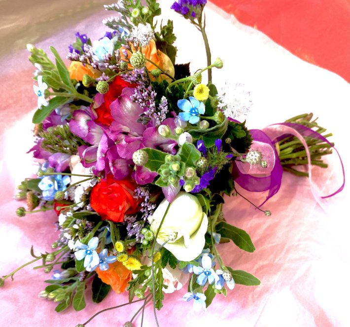 זר פרחים צבעוני