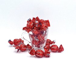 כוס עם שוקולדים פרלינים