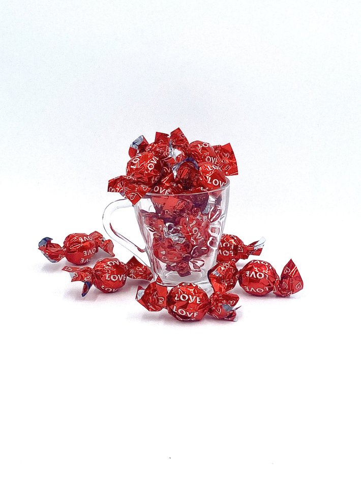 כוס עם שוקולדים פרלינים